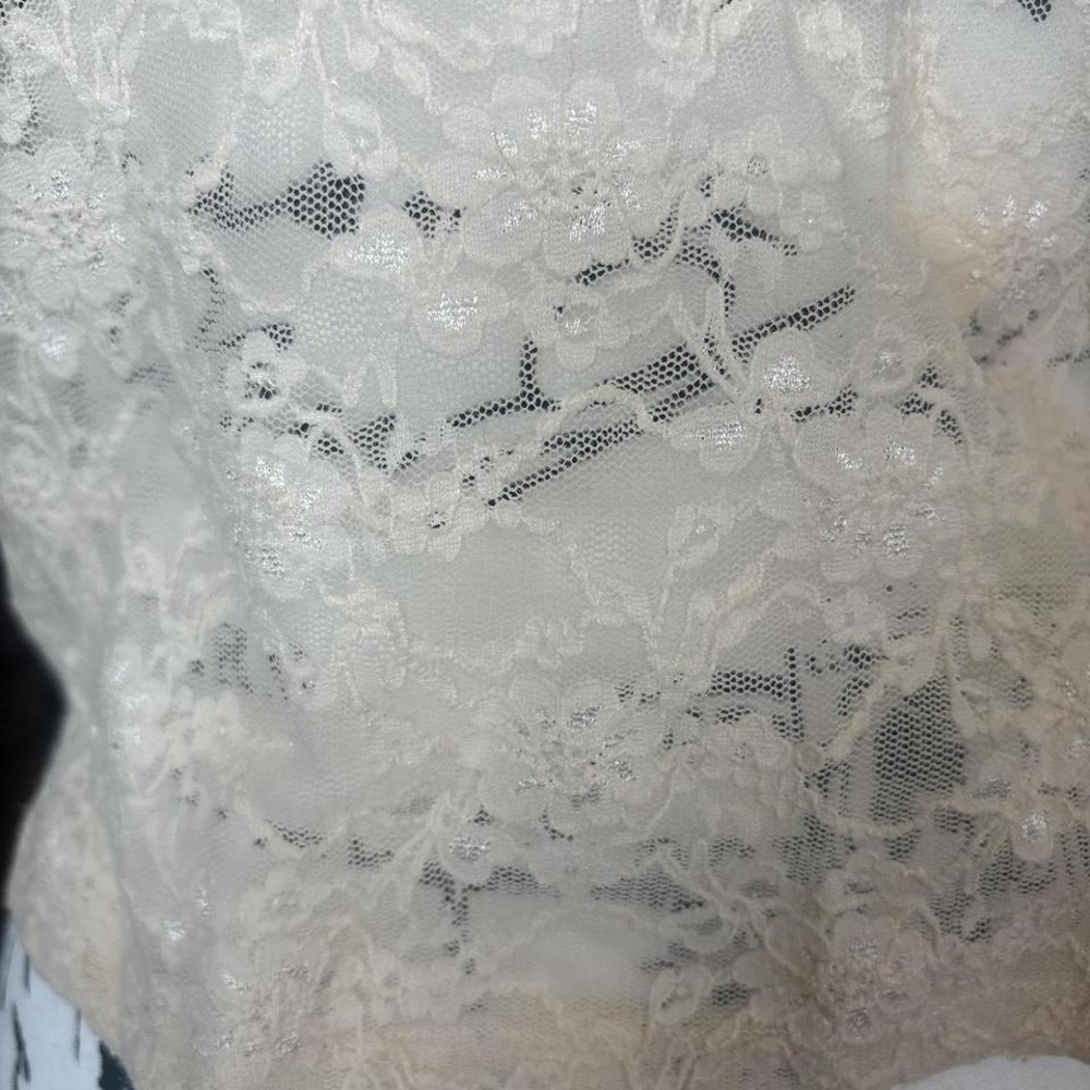 Cream see through lace crop top with short sleeves - Picture 2 of 3